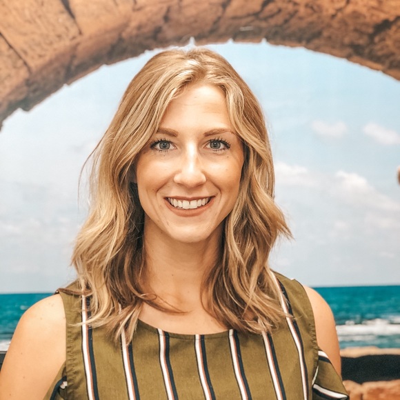 Meet your Posher, Alyssa - Picture 2 of 2